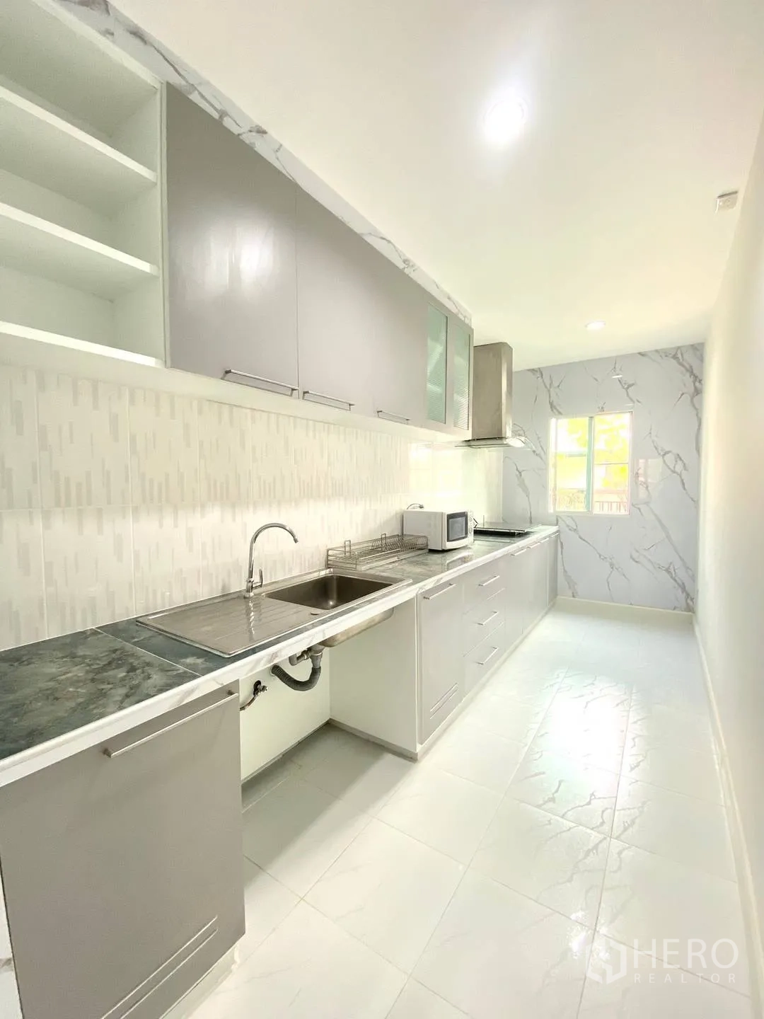 บ้านเดี่ยว for rent in Suan Luang, Bangkok - ครัวรูปตัวแถว ยาว มีอ่างล้างจาน ตู้เก็บของ และหน้าต่าง