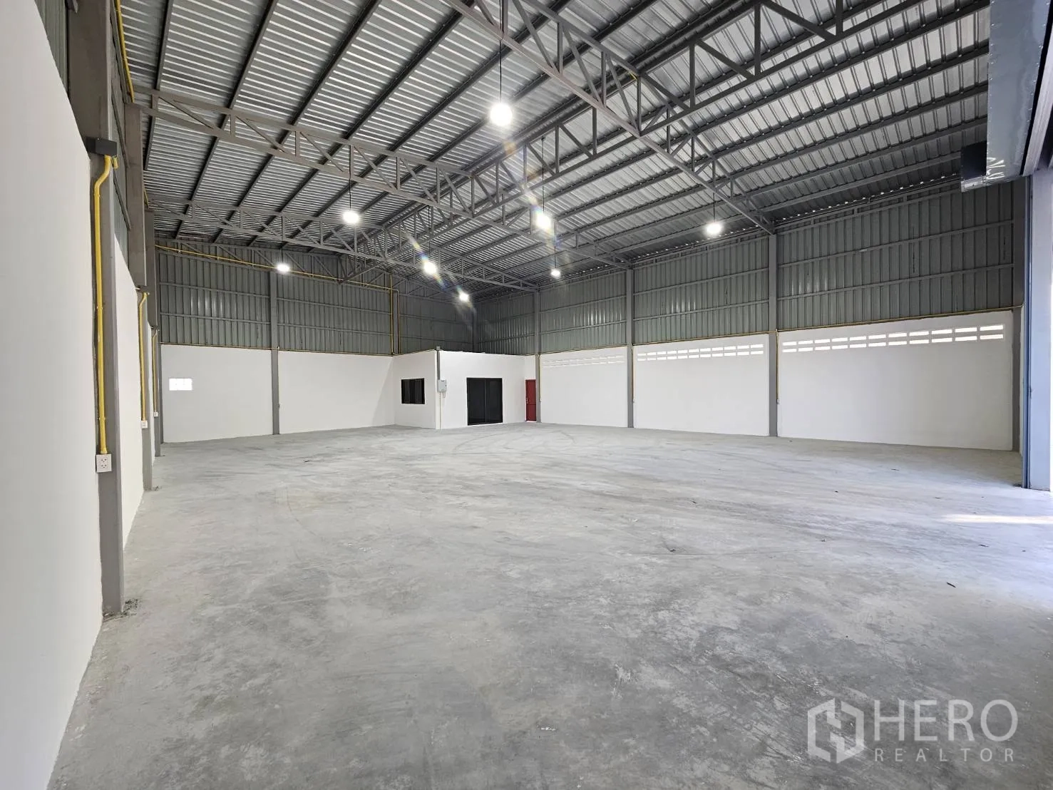 โกดัง for rent in Mueang Samut Prakan, Samut Prakan - ภายในโกดังกว้าง หลังคาโครงเหล็กสูงและมีห้องออฟฟิศ