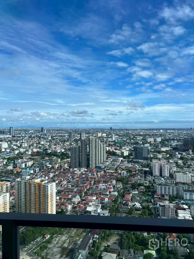 Condominium for rent in Phra Khanong, Bangkok - Expansive city skyline view from high-floor balcony of Whizdom Essence Sukhumvit.