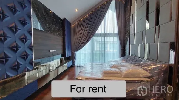 独立式住宅 出租 - 主卧挑高空间，落地窗与特色墙面。