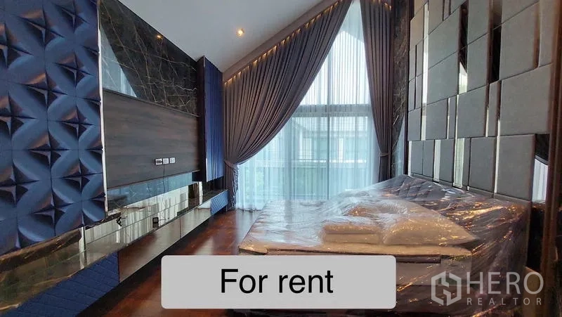 独立式住宅 出租 - 主卧挑高空间，落地窗与特色墙面。