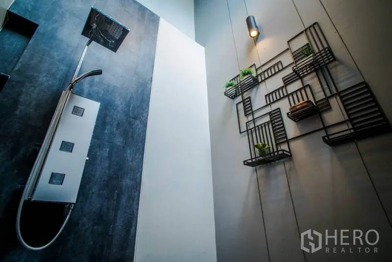 ทาวน์เฮาส์ ให้เช่าหรือขายในWatthana, Bangkok - ห้องอาบน้ำเรนชาวเวอร์ ผนังสีเข้มและชั้นวางดีไซน์เรขาคณิต