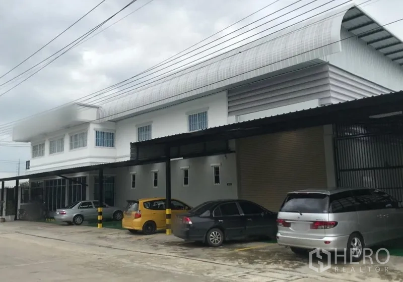 โรงงาน ให้เช่าในThanyaburi, Pathum Thani - อาคารโรงงานสีขาวหลังคาโค้งในธัญบุรี มีลานโหลดสินค้ามีหลังคา ประตูม้วนขนาดใหญ่ ที่จอดรถ และถนนทางเข้ากว้าง