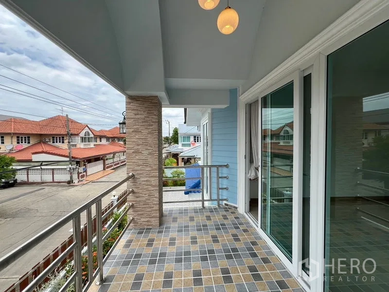 บ้าน ขายในMin Buri, Bangkok - ระเบียงมีหลังคาพื้นกระเบื้อง ราวสแตนเลส มองเห็นชุมชน