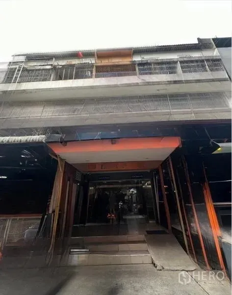 อาคารพาณิชย์ ให้เช่าหรือขายในWatthana, Bangkok - ด้านหน้าอาคารพาณิชย์หลายชั้น ทางเข้าแบบยุบเข้าและระเบียงเหล็กดัด.