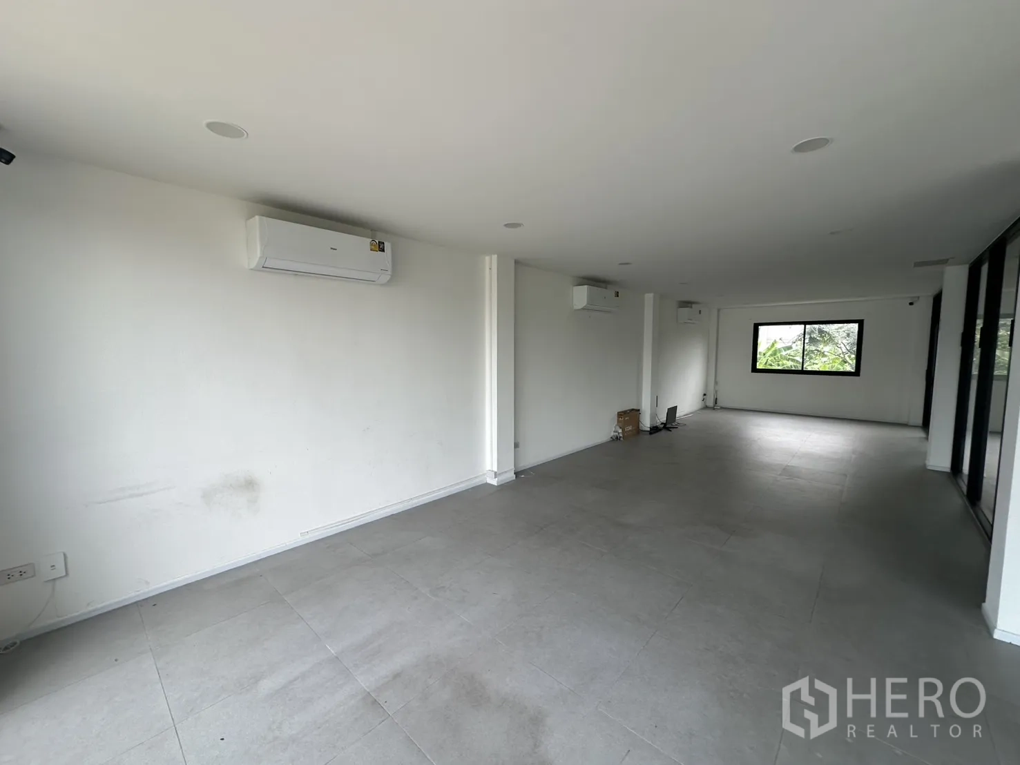 带办公室的家 出租或出售在Bang Na, Bangkok - 宽阔开放区，多个空调与前后窗