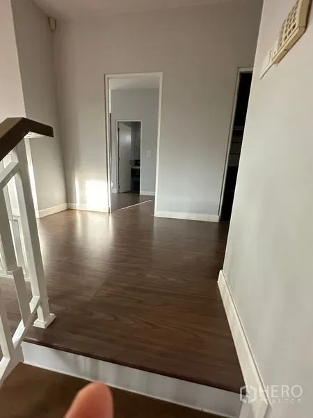 บ้าน ให้เช่าหรือขายในLam Luk Ka, Pathum Thani - โถงชั้นบนพื้นลายไม้สีอบอุ่น เชื่อมต่อไปยังห้องนอน