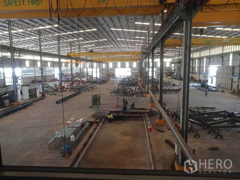 工厂 出售在Chachoengsao - 工厂内部宽敞，设有多台桥式起重机与长型加工工位。