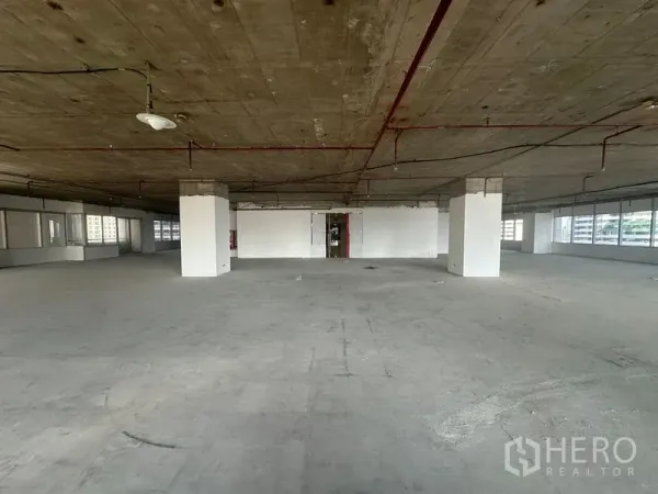 Office Space for rent in Watthana, Bangkok - Wide open office area with a regular column grid and unfinished concrete floors ready for fit-out.