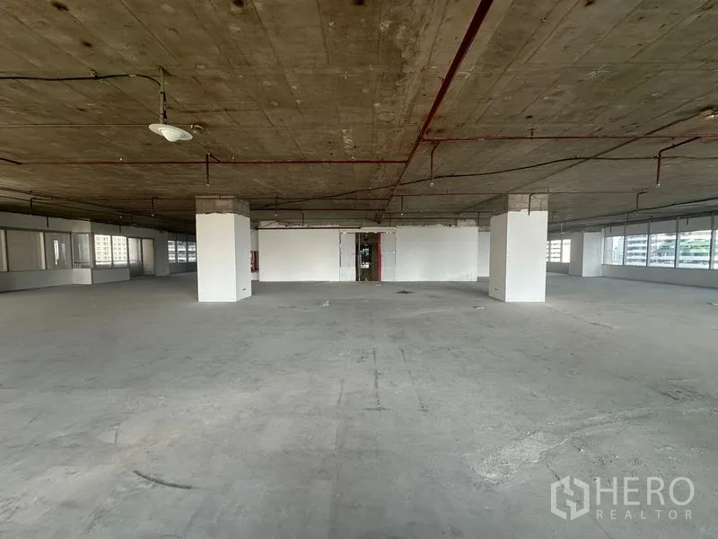 Office Space for rent in Watthana, Bangkok - Wide open office area with a regular column grid and unfinished concrete floors ready for fit-out.
