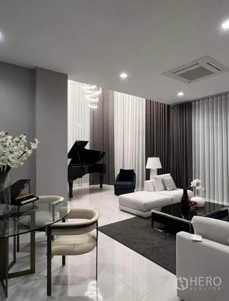 独立式住宅 出租 - 优雅客厅，亮面地砖、白色组合沙发、吊灯与三角钢琴.