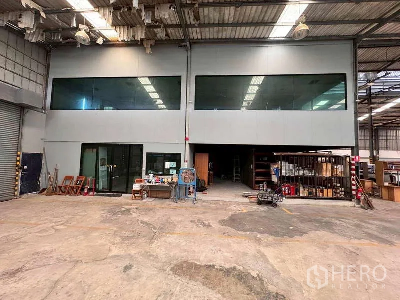 คลังสินค้า ให้เช่าในPrawet, Bangkok - พื้นที่โกดังโล่งภายในพร้อมออฟฟิศชั้นลอยกระจกและพื้นคอนกรีต