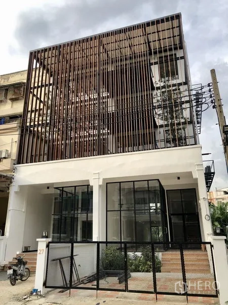 带办公室的家 出租在Phra Khanong, Bangkok - 建筑外观现代，竖向格栅立面与玻璃门面、设栅栏入口。