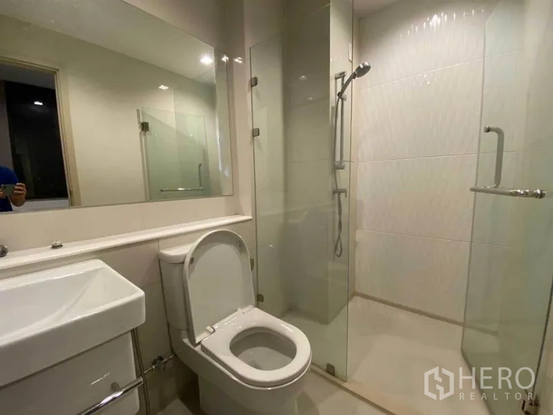 คอนโด ให้เช่าในPathum Wan, Bangkok - ห้องน้ำสไตล์โมเดิร์น พร้อมกระจกบานใหญ่ โถสุขภัณฑ์ และส่วนอาบน้ำกั้นกระจก