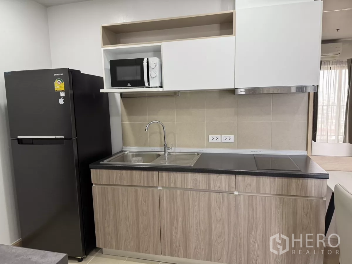 คอนโด ให้เช่าในKhlong Toei, Bangkok - เคาน์เตอร์ครัว ตู้ลายไม้ อ่างล้างจาน เตา และผนังกันเปื้อนกระเบื้อง