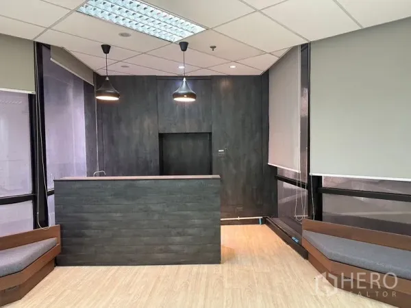 办公空间 出租在Din Daeng, Bangkok - 接待台特写，吊灯与深色墙面。