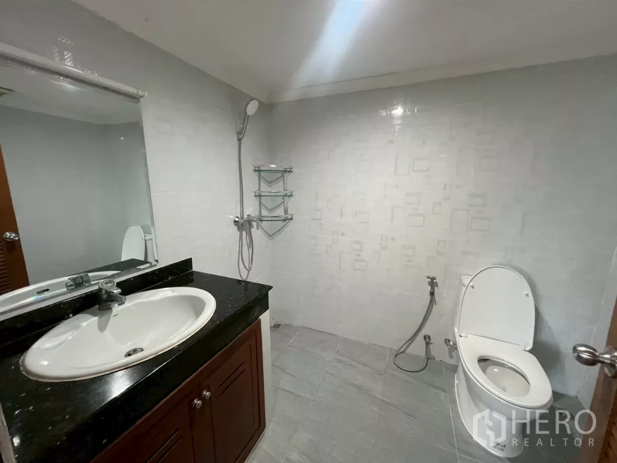 คอนโด ให้เช่าในWatthana, Bangkok - ห้องน้ำโทนกลาง พร้อมอ่างล้างหน้า กระจก ฝักบัวมือ และโถสุขภัณฑ์