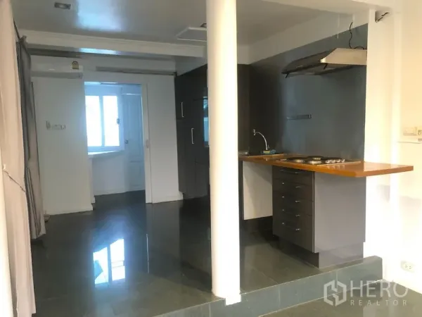 สำนักงานที่บ้าน ให้เช่าในWatthana, Bangkok - มุมครัวย่อมพร้อมเตา เครื่องดูดควัน อ่างล้างจาน และตู้เก็บของติดกับพื้นที่ทำงานยืดหยุ่น