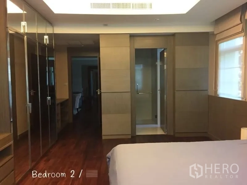 公寓 出租在Sathon, Bangkok - 次卧设镜面衣柜，玻璃门连接套内卫生间。