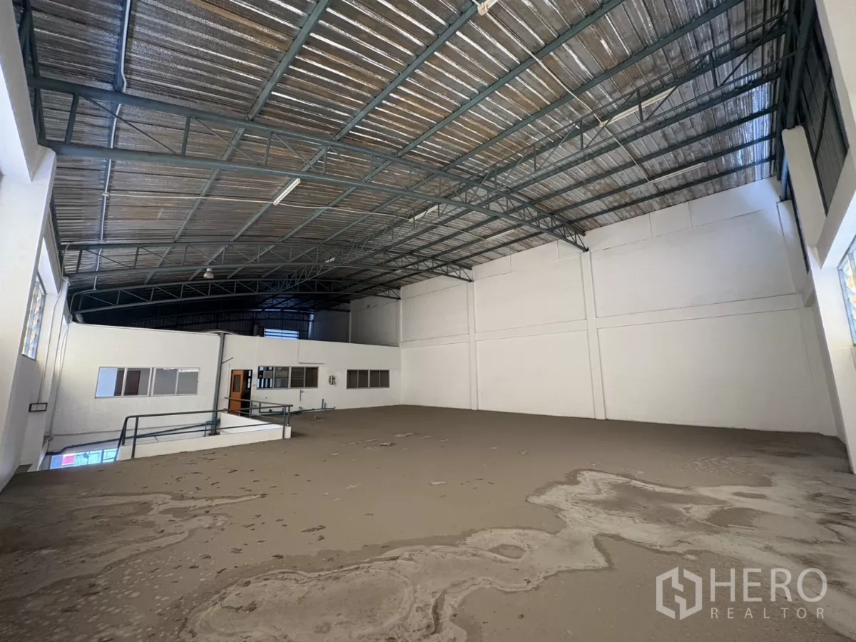 คลังสินค้า ให้เช่าในBang Phli, Samut Prakan - มุมมองจากชั้นบนไปยังบล็อกออฟฟิศและราวกันตก