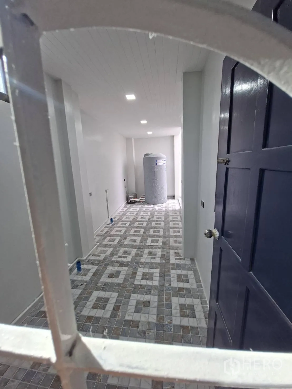 家庭办公室 for rent in Phra Khanong, Bangkok - 杂物/设备区，拼花地砖和大型水箱。