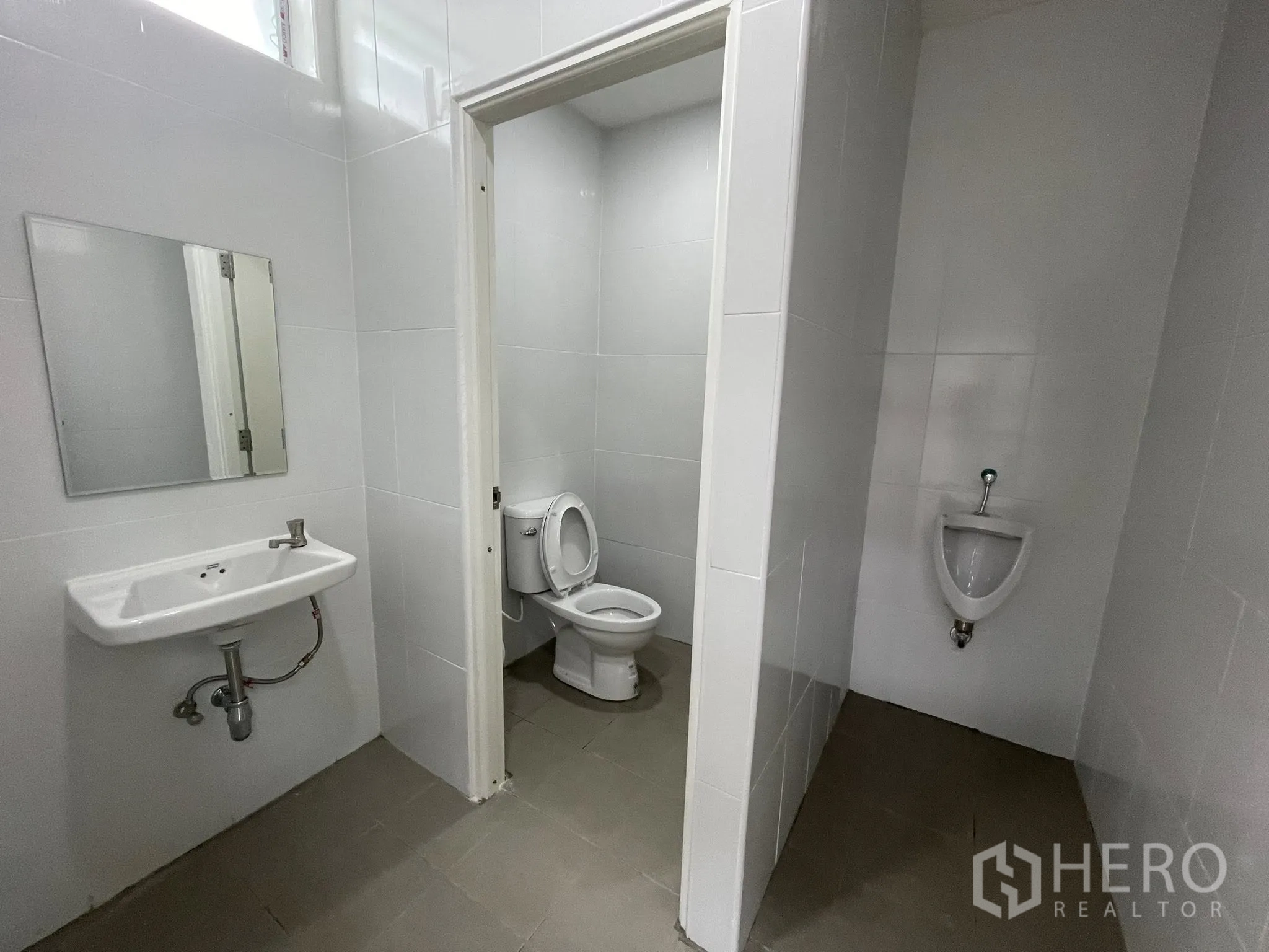 โกดัง for rent in Pak Kret, Nonthaburi - ห้องน้ำมีโถนั่ง อ่างล้างมือ และโถปัสสาวะ