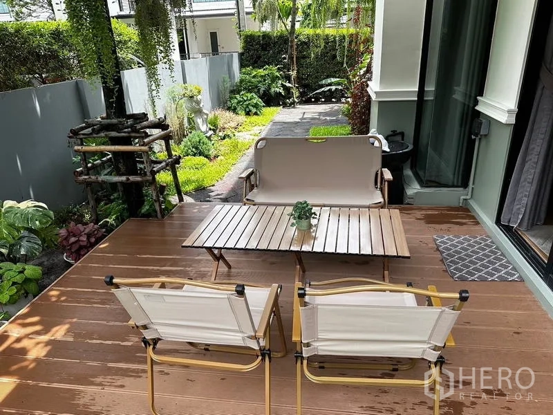 独立式住宅 出租在Prawet, Bangkok - 木质露台，户外座椅俯瞰景观花园。