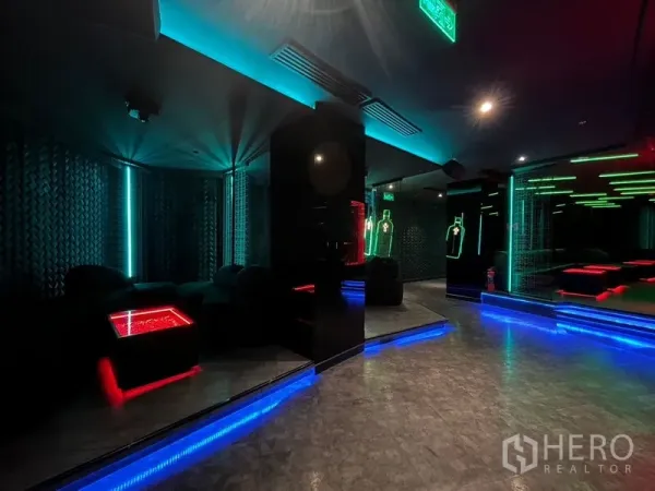 零售空间 出租在Ratchathewi, Bangkok - 霓虹灯休息区，带镜面墙、LED点缀与软座椅。