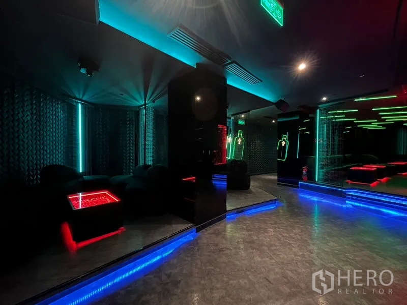 零售空间 出租在Ratchathewi, Bangkok - 霓虹灯休息区，带镜面墙、LED点缀与软座椅。