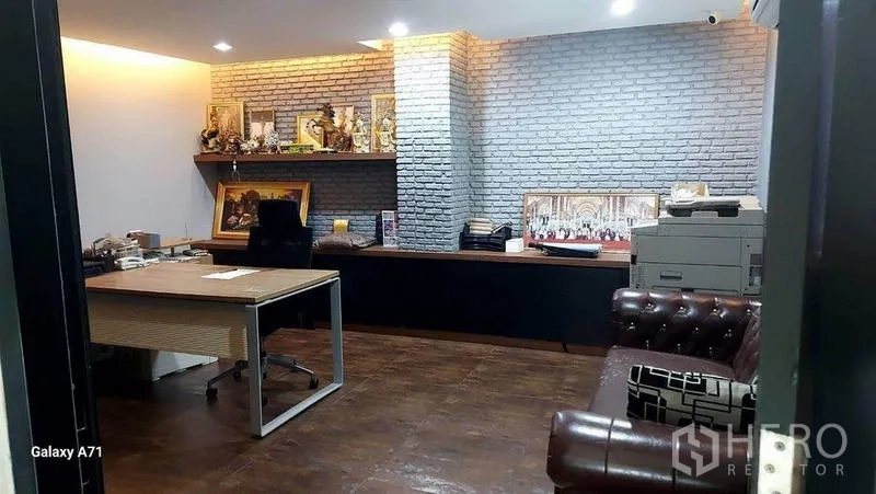 สำนักงานที่บ้าน ให้เช่าในNong Khaem, Bangkok - ห้องทำงานผู้บริหาร ผนังอิฐตกแต่ง โต๊ะทำงาน ชั้นวาง และโซฟาหนัง