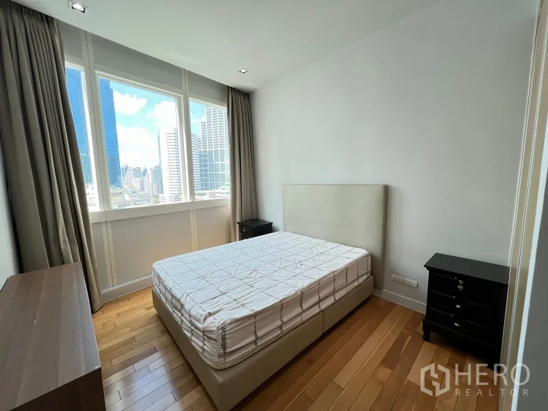 คอนโด ให้เช่าในKhlong Toei, Bangkok - ห้องนอนรอง พร้อมหน้าต่างบานใหญ่ วิวเมือง และโต๊ะข้างเตียง