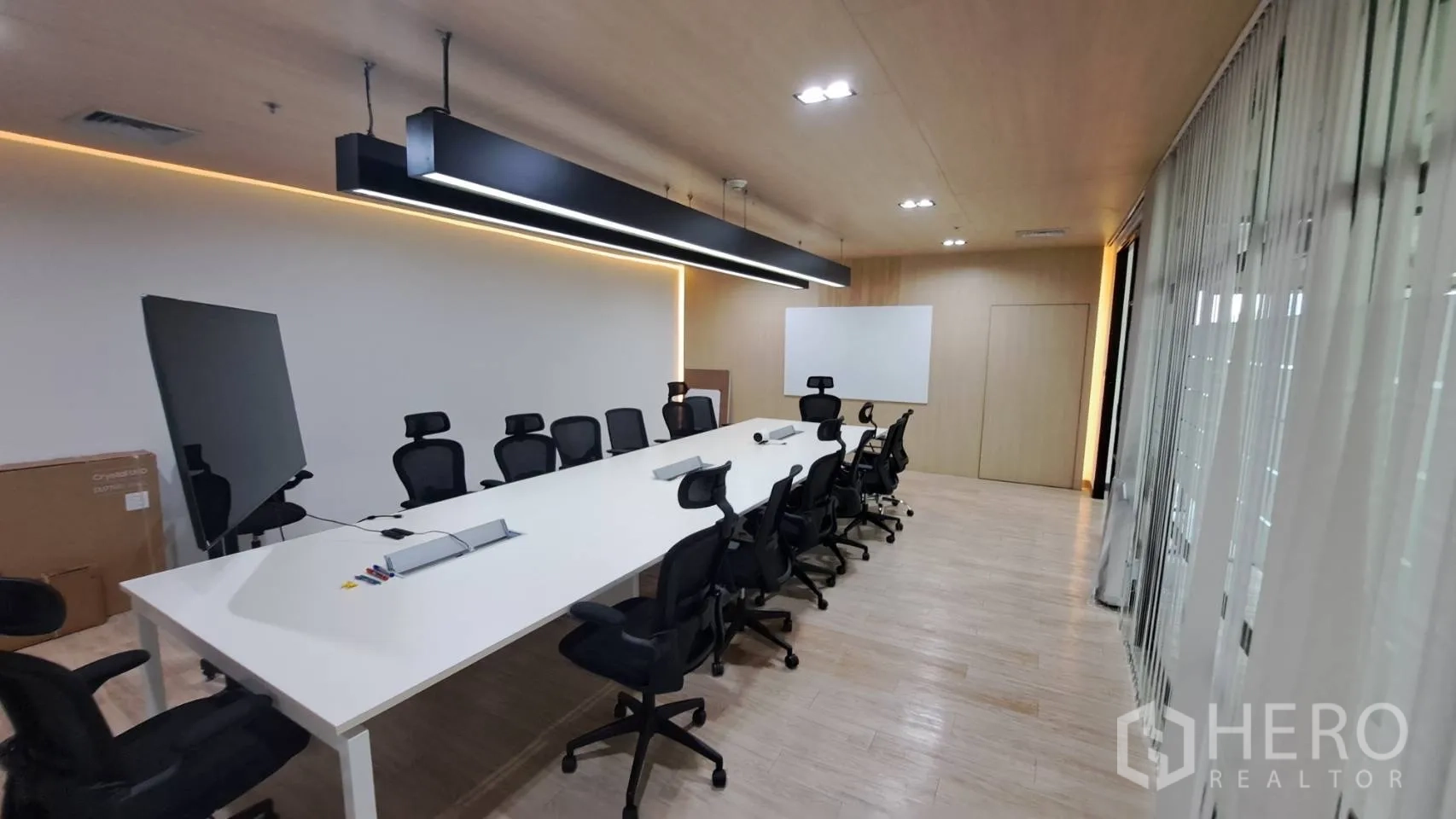 สำนักงาน ให้เช่าในYan Nawa, Bangkok - ห้องประชุมสมัยใหม่ โต๊ะยาว เก้าอี้ล้อ และไฟแบบเส้น