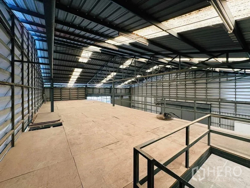 Warehouse for rent in Din Daeng, Bangkok - Wide mezzanine platform overlooking the warehouse floor and skylights.