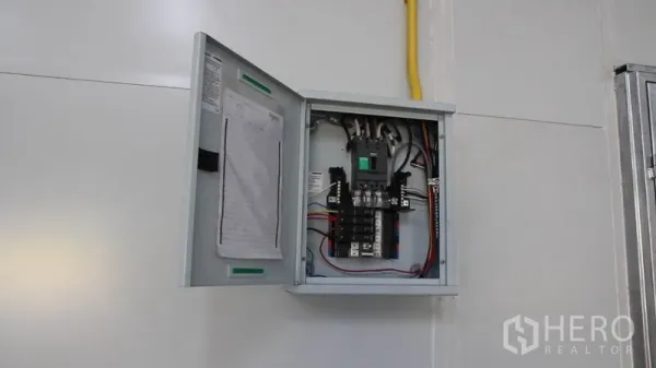 คลังสินค้า ให้เช่าในThung Khru, Bangkok - ตู้ควบคุมไฟฟ้าพร้อมสายไฟภายในโกดัง