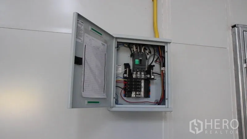 คลังสินค้า ให้เช่าในThung Khru, Bangkok - ตู้ควบคุมไฟฟ้าพร้อมสายไฟภายในโกดัง