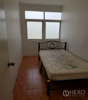 店屋 出租在Watthana, Bangkok - 小卧室，金属床架与窗户。