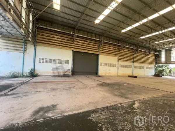 คลังสินค้า ให้เช่าหรือขายในBang Bon, Bangkok - แถวประตูม้วนสำหรับขนถ่ายสินค้าภายในคลัง