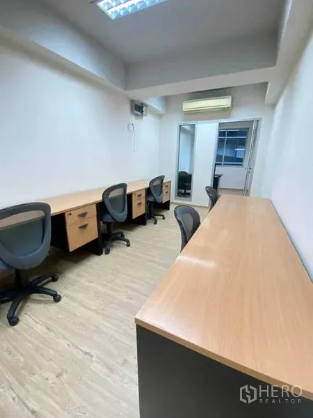 สำนักงาน ให้เช่าในKhlong Toei, Bangkok - โซนทำงานยาวพร้อมโต๊ะบิวท์อินหลายตัว เก้าอี้ทำงาน เครื่องปรับอากาศติดผนัง และไฟสว่าง