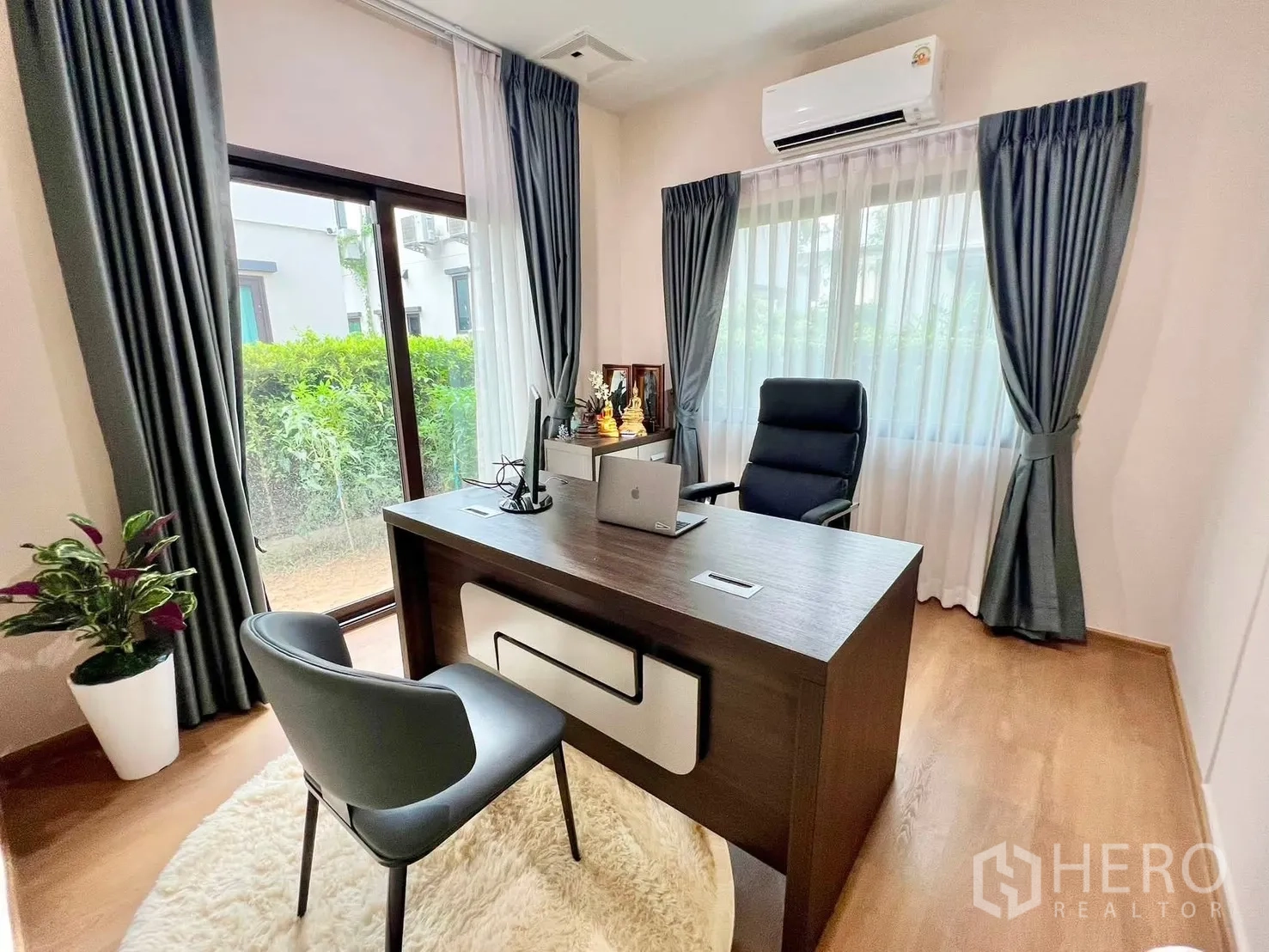 Detached House for rent in Bang Phli, Samut Prakan - Home office with desk, ergonomic chair, and garden outlook.