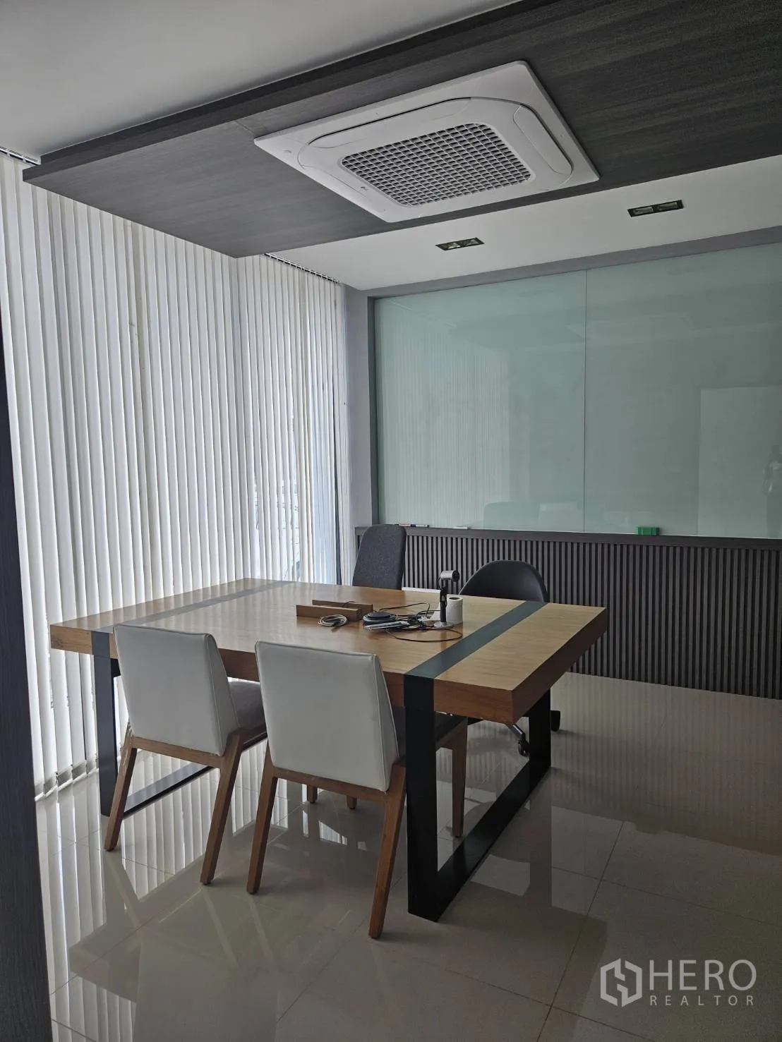 家庭办公室 for rent in Bang Khen, Bangkok - 小型会议室，会议桌配两把白色椅子，落地竖百叶窗。