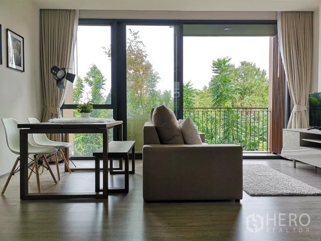 คอนโด ให้เช่าในWatthana, Bangkok - โถงนั่งเล่นและทานข้าว เปิดออกสู่ระเบียงกระจกสูงเต็มผนัง มองเห็นวิวสีเขียว