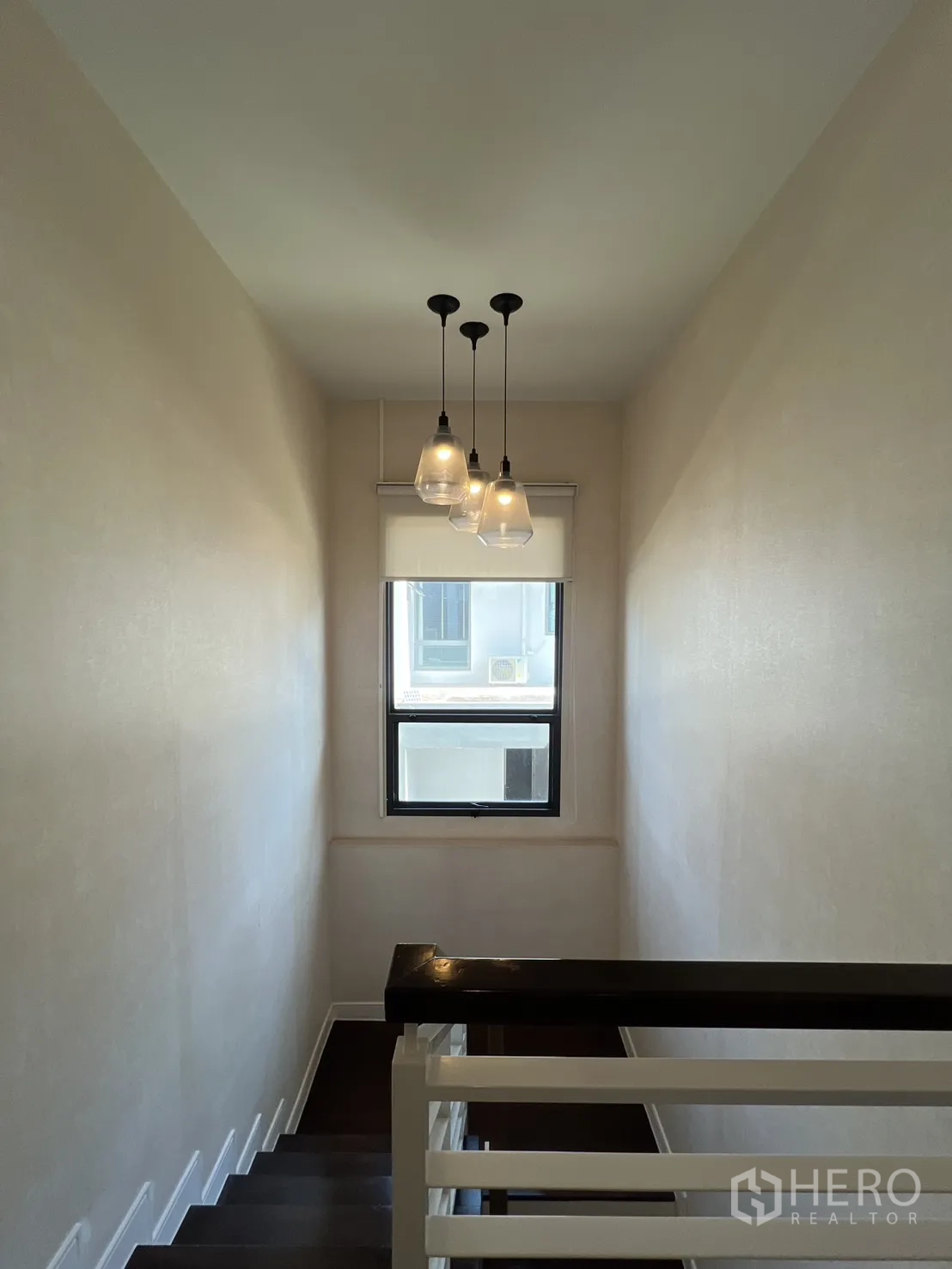 独立式住宅 出售在Bang Kapi, Bangkok - 楼梯间吊灯与窗户引入自然光。