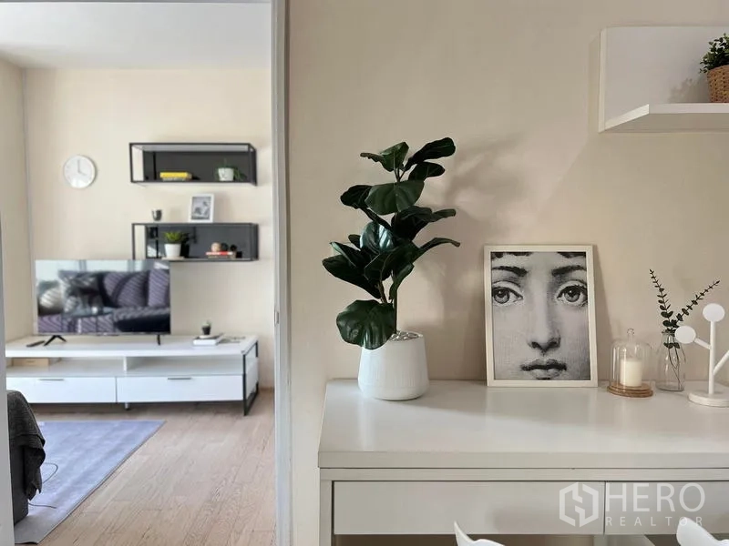 公寓 出租在Khlong Toei, Bangkok - 带绿植的书桌区，可望客厅与电视柜