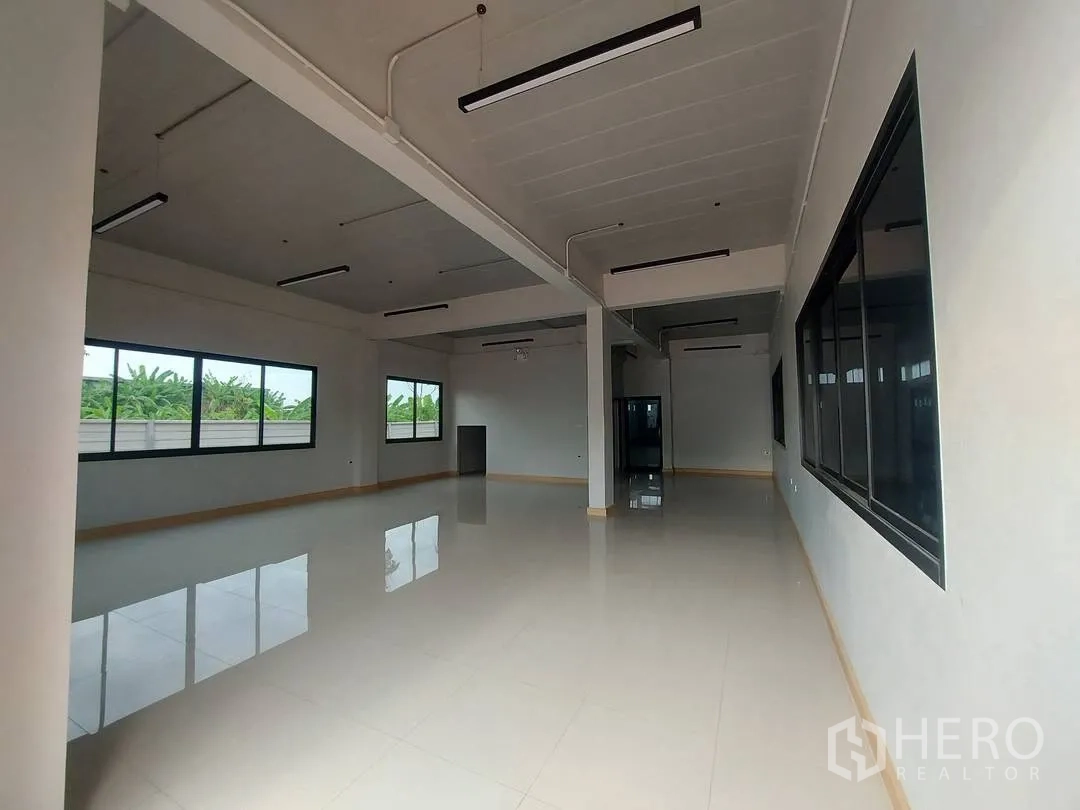 工厂 for rent in Krathum Baen, Samut Sakhon - 开放式办公区，落地大窗望向绿景，地面光洁如新。