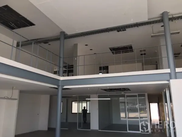 คลังสินค้า ให้เช่าในSaphan Sung, Bangkok - ภายในออฟฟิศเพดานสูง มีชั้นลอย ผนังกระจก และฝ้าเปิด