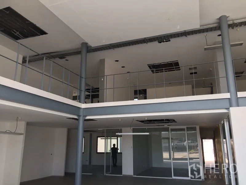 คลังสินค้า ให้เช่าในSaphan Sung, Bangkok - ภายในออฟฟิศเพดานสูง มีชั้นลอย ผนังกระจก และฝ้าเปิด
