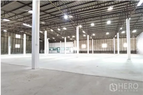 คลังสินค้า ให้เช่าในMueang Samut Prakan, Samut Prakan - ภายในโกดังสแปนกว้าง หลังคาโครงเหล็กสูง ไฟสว่าง เสากลางสีขาว และออฟฟิศติดตั้งภายใน