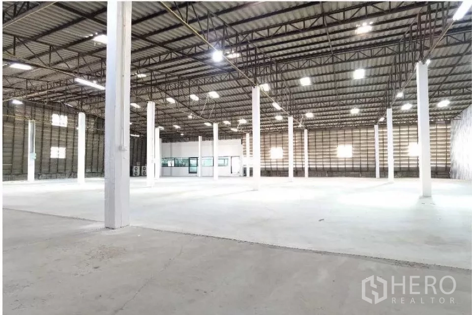 คลังสินค้า ให้เช่าในMueang Samut Prakan, Samut Prakan - ภายในโกดังสแปนกว้าง หลังคาโครงเหล็กสูง ไฟสว่าง เสากลางสีขาว และออฟฟิศติดตั้งภายใน