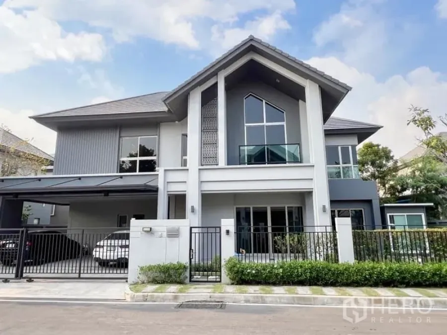 Detached House for sale in Bang Kapi, Bangkok - Modern two-storey detached house exterior with gated driveway and covered carport in Bang Kapi.