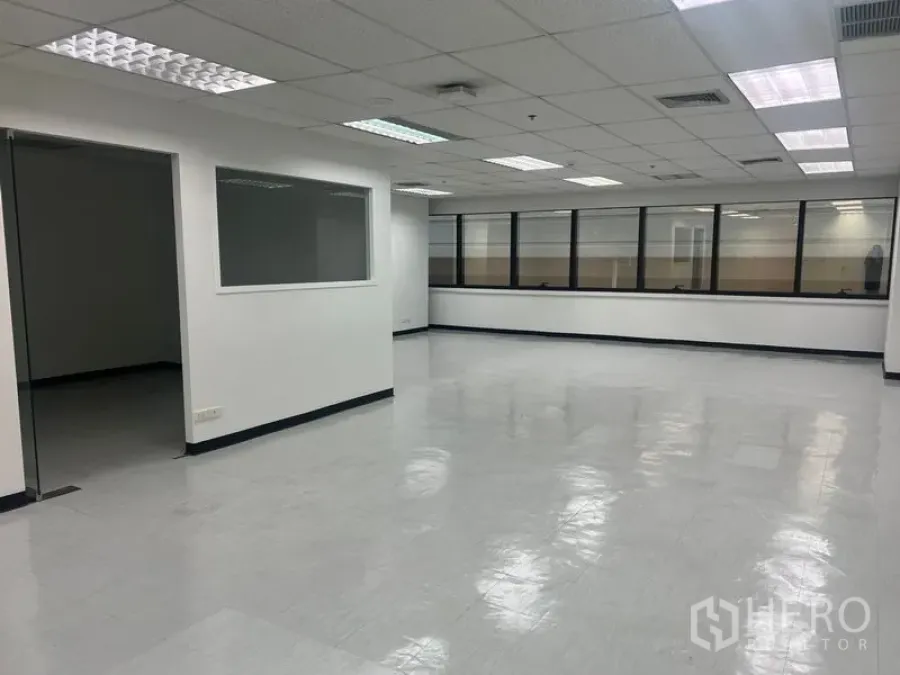 办公空间 出租在Watthana, Bangkok - 开放式办公区，内部玻璃隔断与多组天花灯。